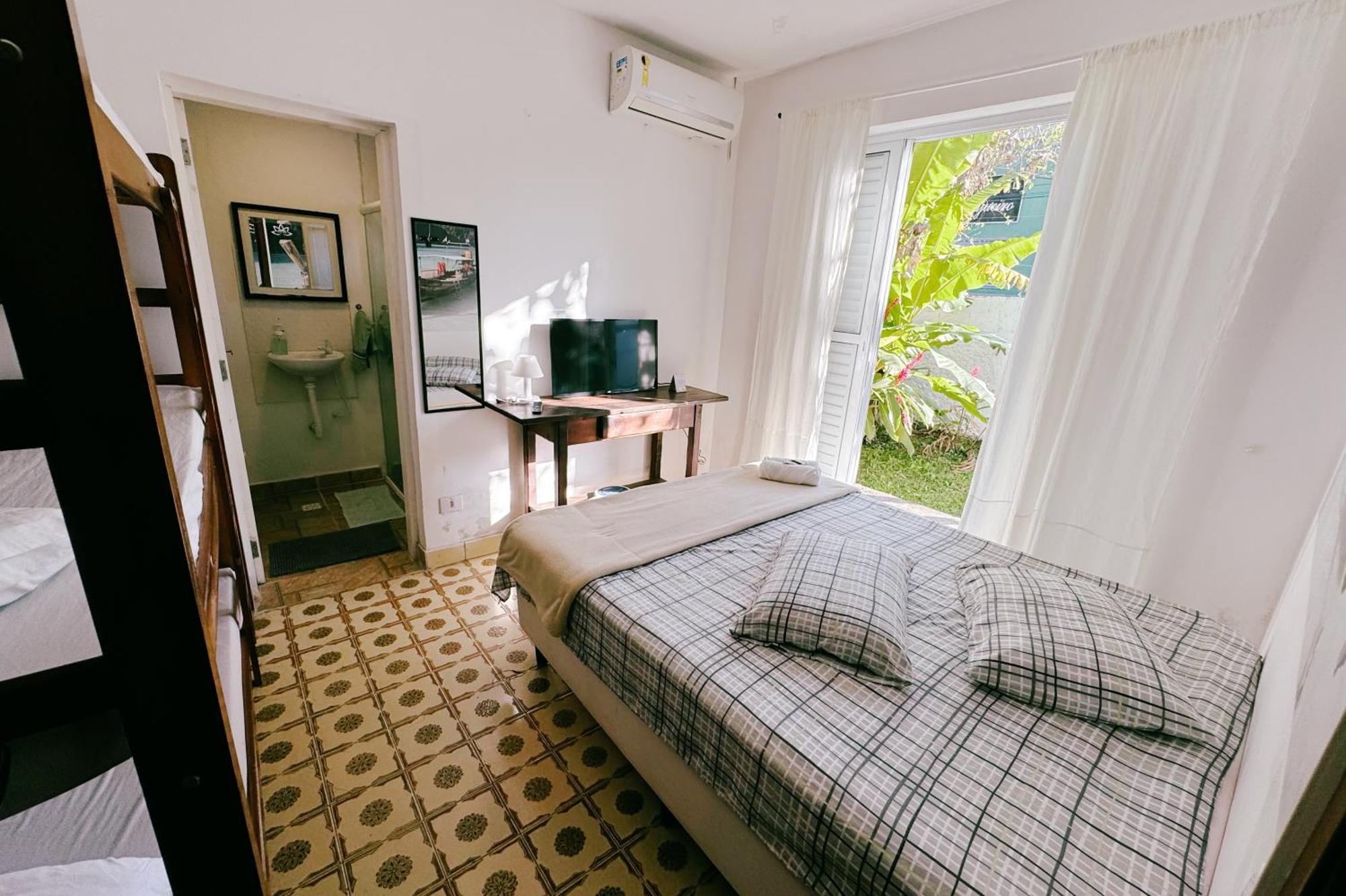 Tombo Hostel&suítes Guarujá